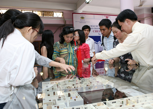 Khách hàng đang khảo sát dự án Cheery của Hoàng Quân giá 620 triệu đồng tại TP HCM.